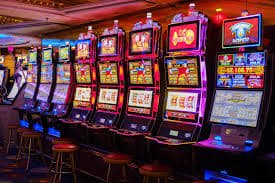 Người chơi Việt Nam trải nghiệm game nổ hũ slot trên điện thoại di động